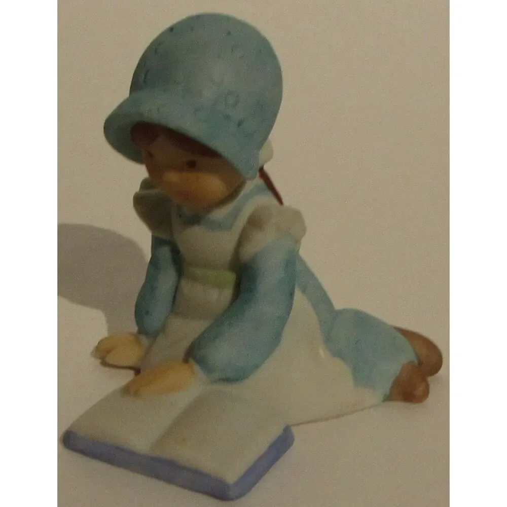 Holly Hobbie Summit collection porcelain figurine reading a book, book lovers